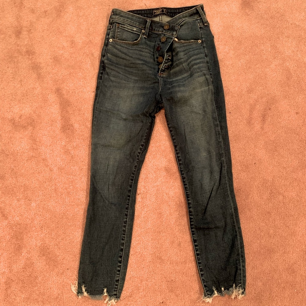 ABERCROMBIE- Ankle Jeans- Raw hem- High rise
